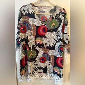 Kamana women's tunic top w/black & multi-color floral pattern &white lace trim.